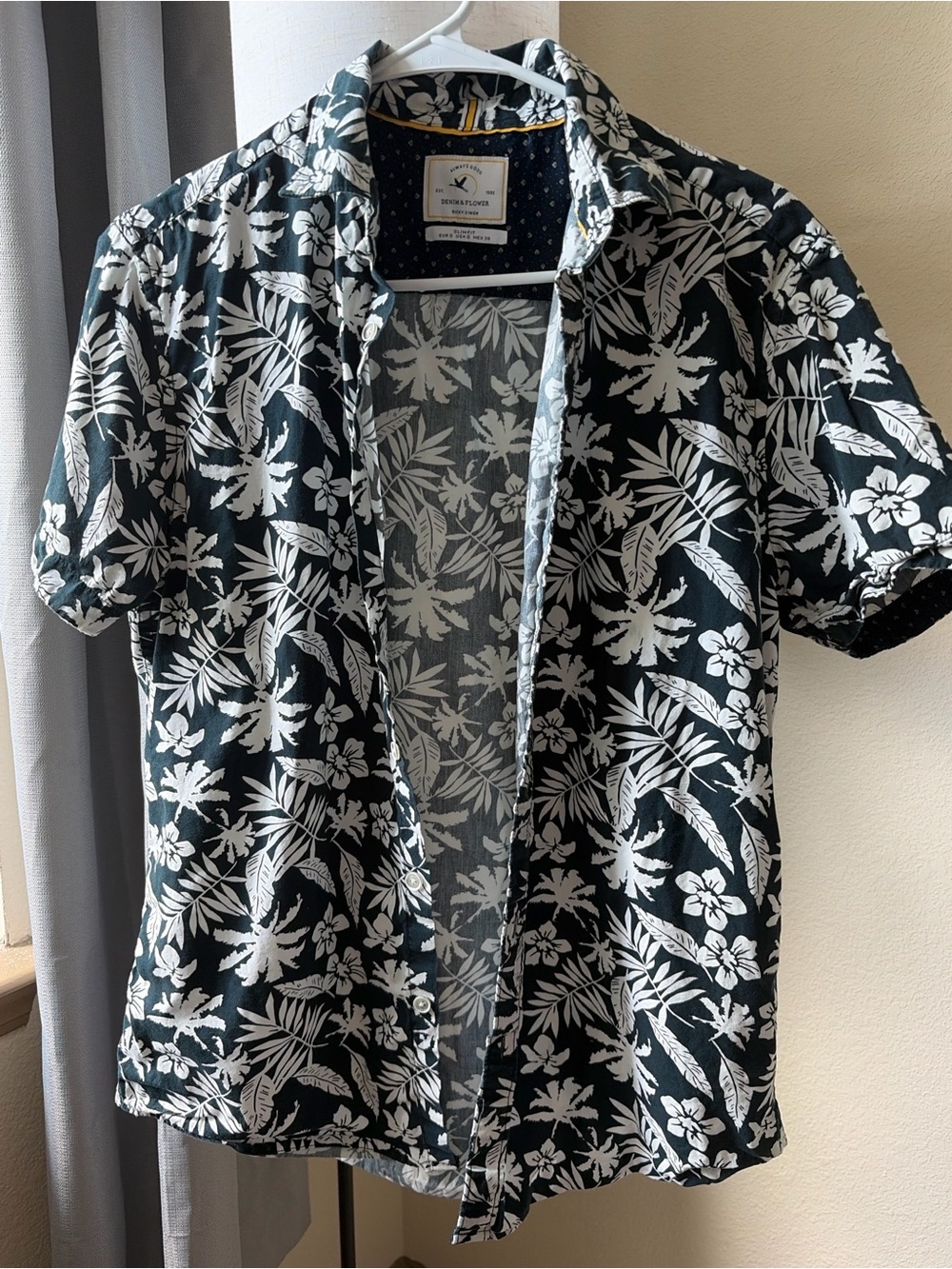 Denim & Flower Blue and White Floral Short-Sleeve button up